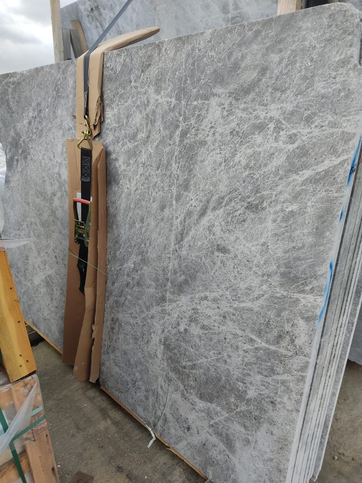 серый мрамор